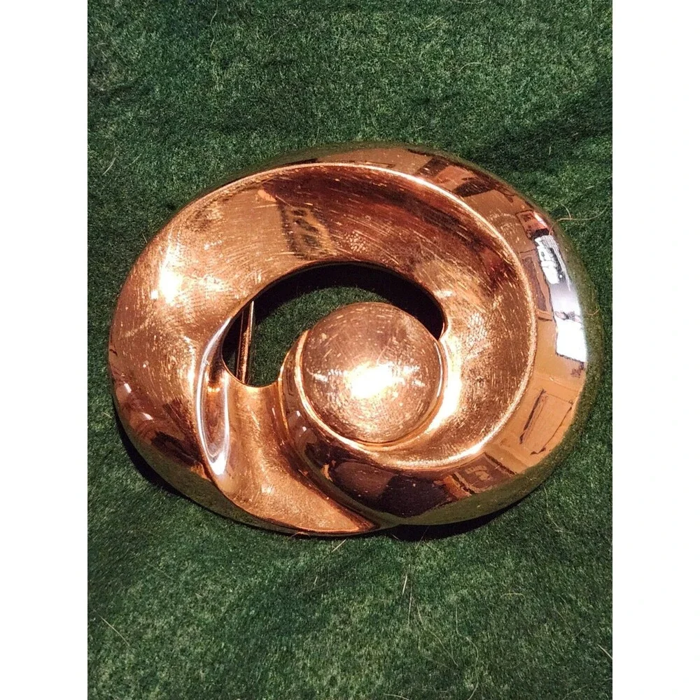 Vtg. 1970's Alexis Kirk Gold Tone Belt Buckle (O-14)